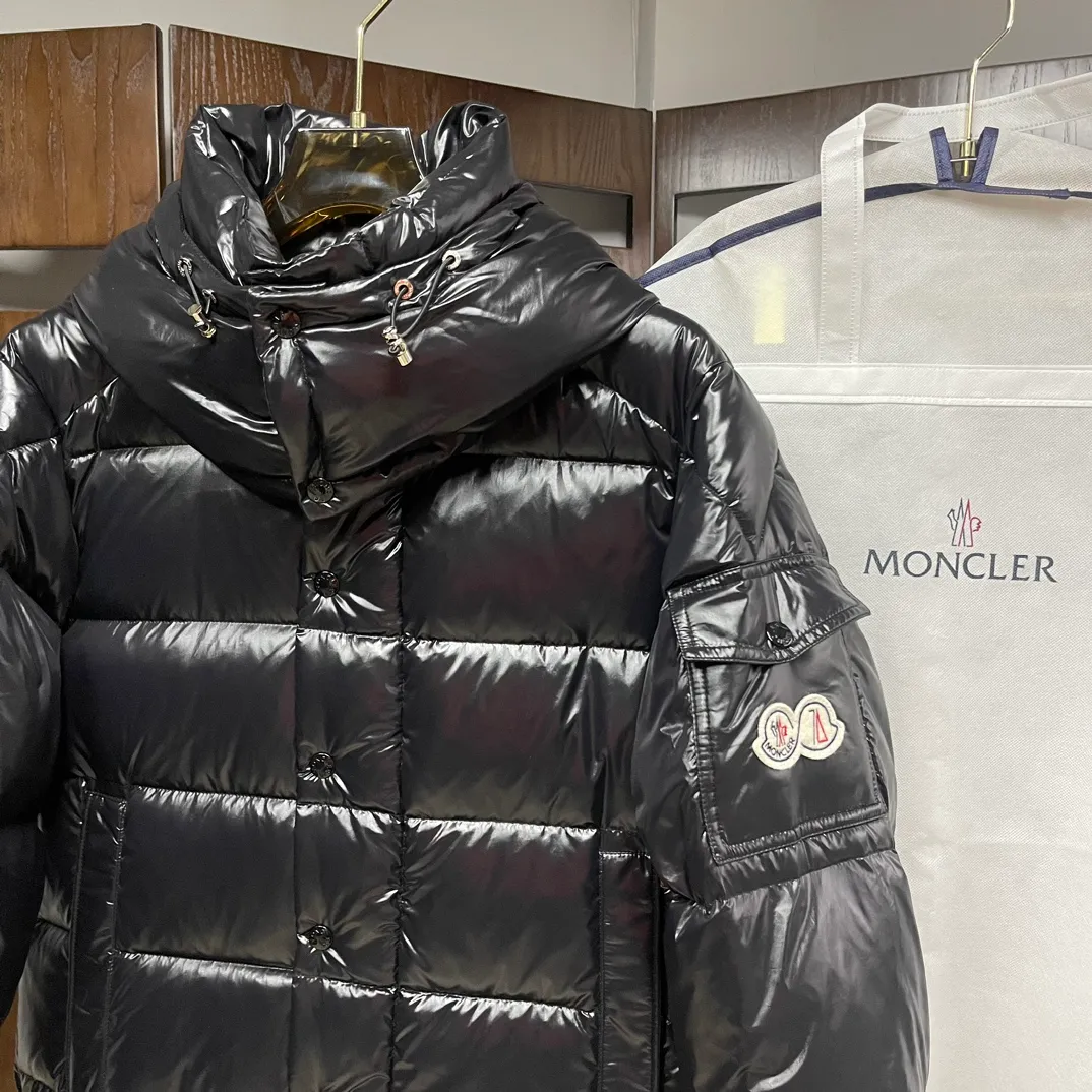 P390 Moncler/ 2026 70 、 。 DNA ， ， 。 Classic ， 、 。 Classic 70 。 Quality， 90 ，Premium Quality ， ，Black ！ Sizes M-3XL